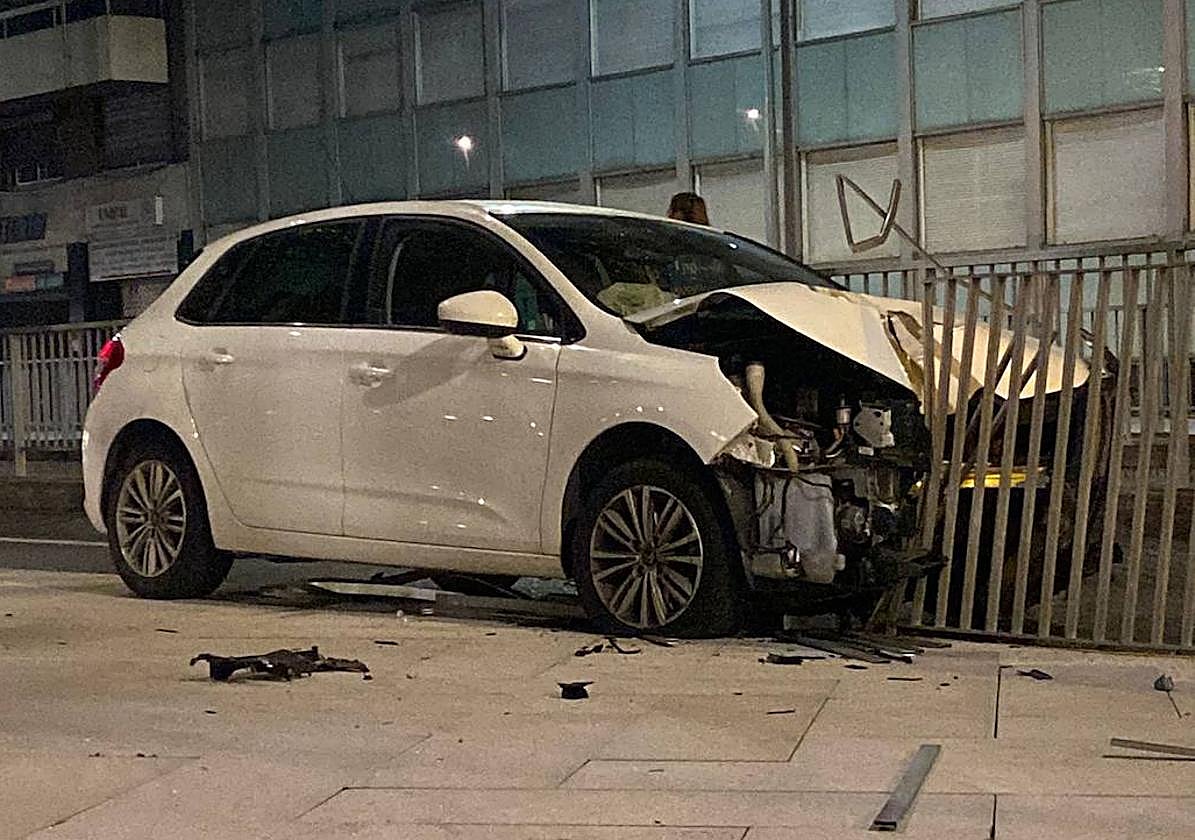 Coche siniestrado en la madrugada del domingo.