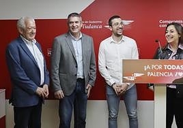 Aparicio, a la izquierda, con otros candidatos y la secretaria general del PSOE en Palencia, Miriam Andrés.