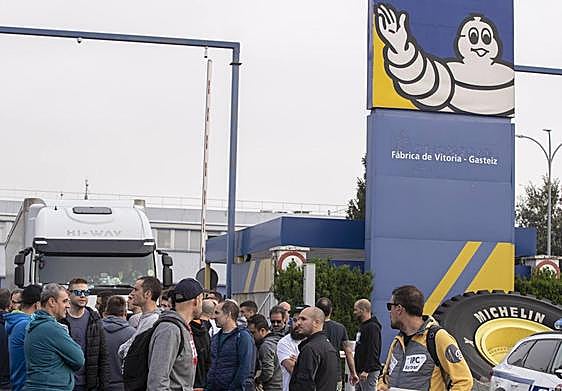 Cientos de trabajadores de la factoría de Michelin Vitoria se manifiestan ante la fábrica