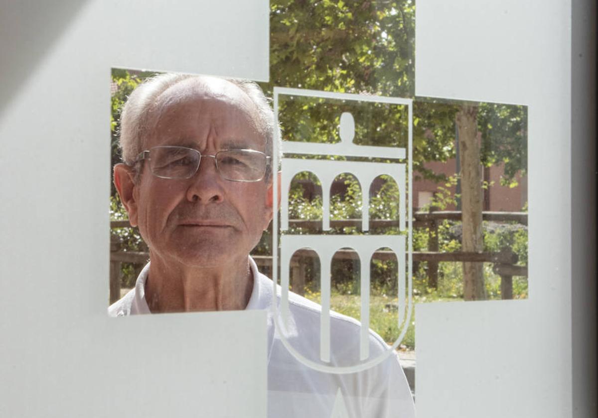 José Antonio Rodríguez, junto al símbolo de la Hermandad de Donantes de Sangre de Segovia.