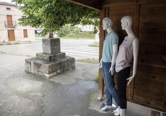 Maniquíes esperan bajo la marquesina de autobús en la localidad de Duratón.