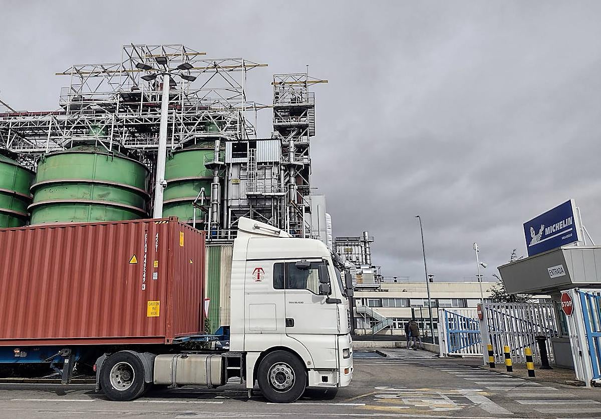 Acceso a las instalaciones de Michelin en Valladolid.