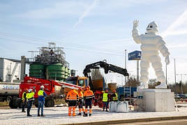 Rotonda de acceso a la factoría de Michelin en Valladolid.