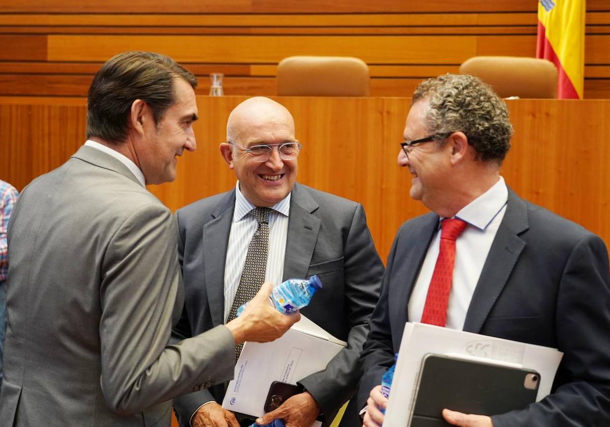 Jesús Julio Carnero, en el centro, charla con los consejeros Suárez-Quiñones y Dueñas antes del Pleno de este martes, su última cita como procurador.