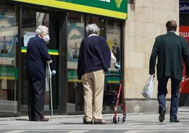 Ancianos con muleta y andador.