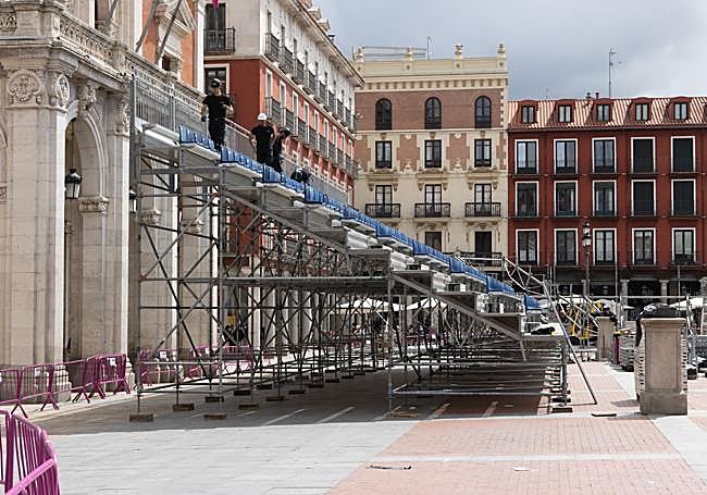 Montaje de la grada ubicada junto a la Casa Consistorial.
