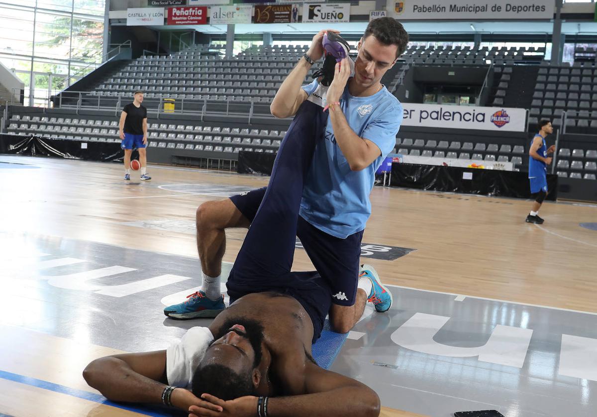 Pablo Mena trabaja con Jonathan Kasibabu durante el entrenamiento de este lunes.