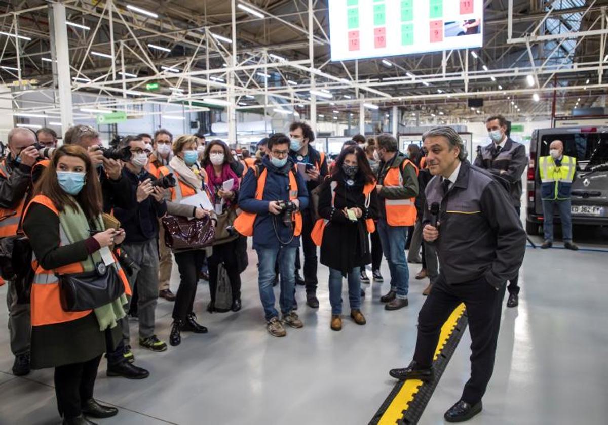 Luca de Meo, CEO de Renault, en una visita a la fábrica francesa de Flins.