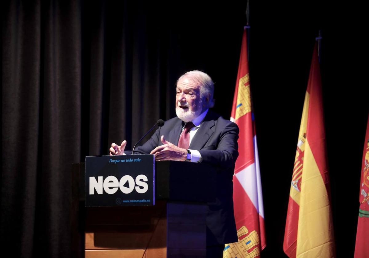 Mayor Oreja durante su intervención en la presentación de Neos.