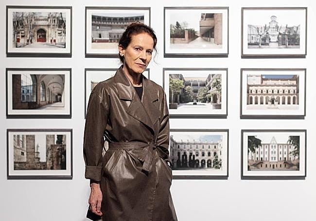 La fotógrafa Ana Teresa Ortega junto a algunas de sus imágenes.