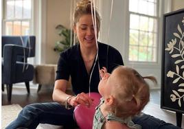 Amber Heard con su hija, Oonagh Paige, de dos años.