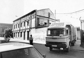 Vaquería en la calle Puente la Reina, en Pilarica (al fondo se ve la parroquia), donde se encuentra el actual centro cívico.