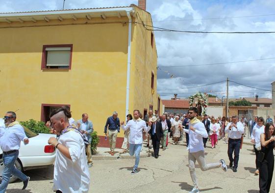 Procesión en el entorno del templo, en Soto de Cerrato.