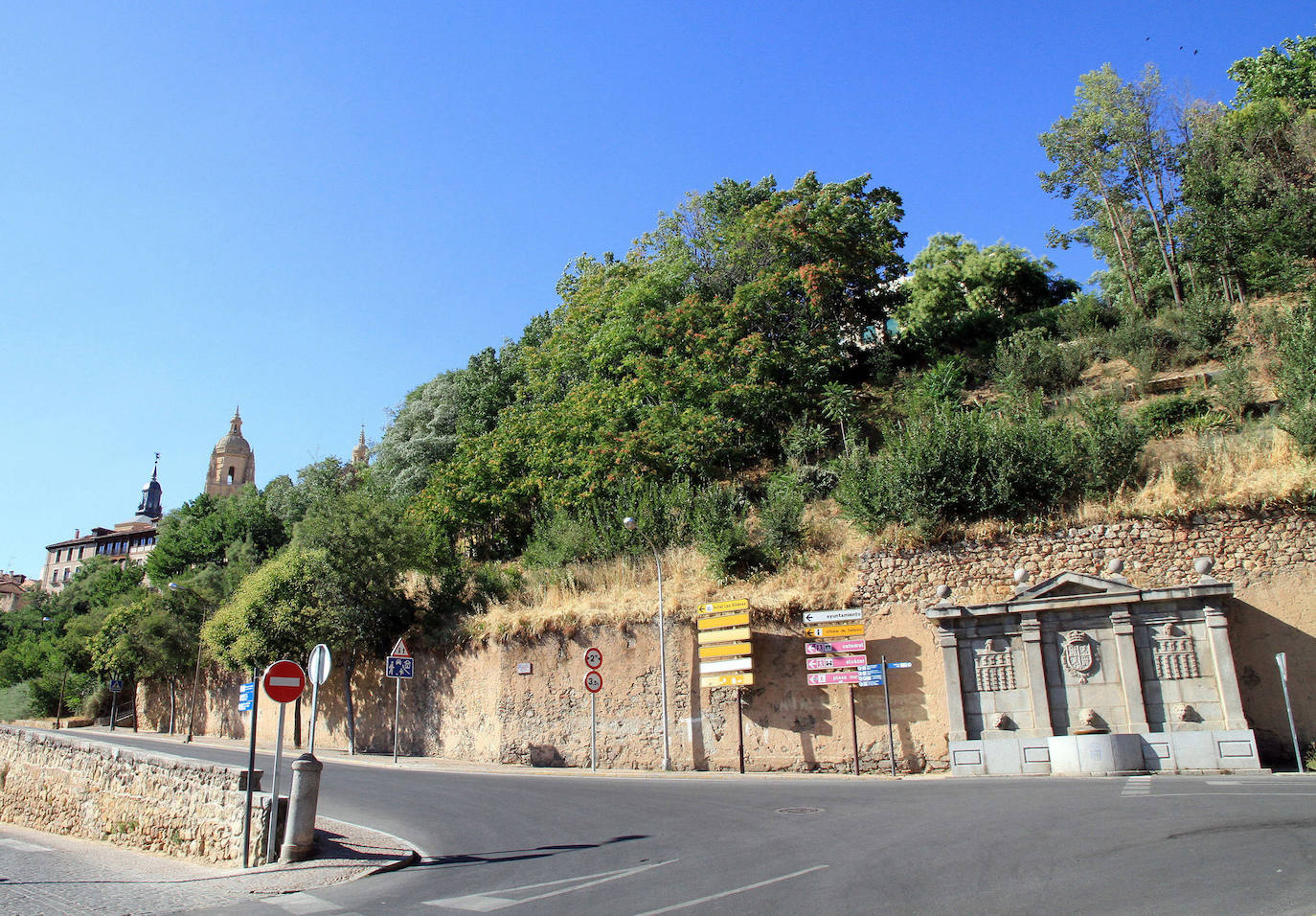 Talud donde se prevé la construcción de un remonte mecánico entre San Millán y el paseo del Salón.