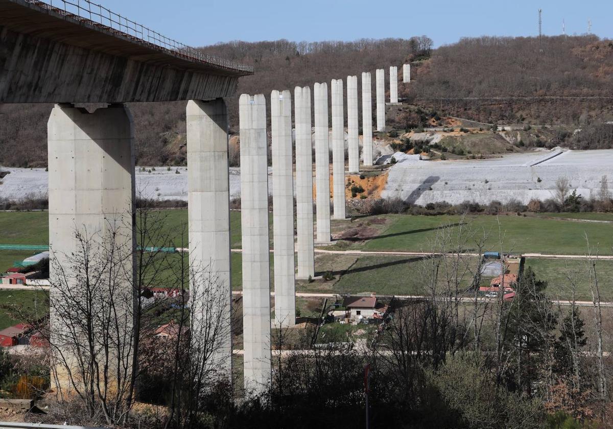 Viaducto inacabado en Guardo.