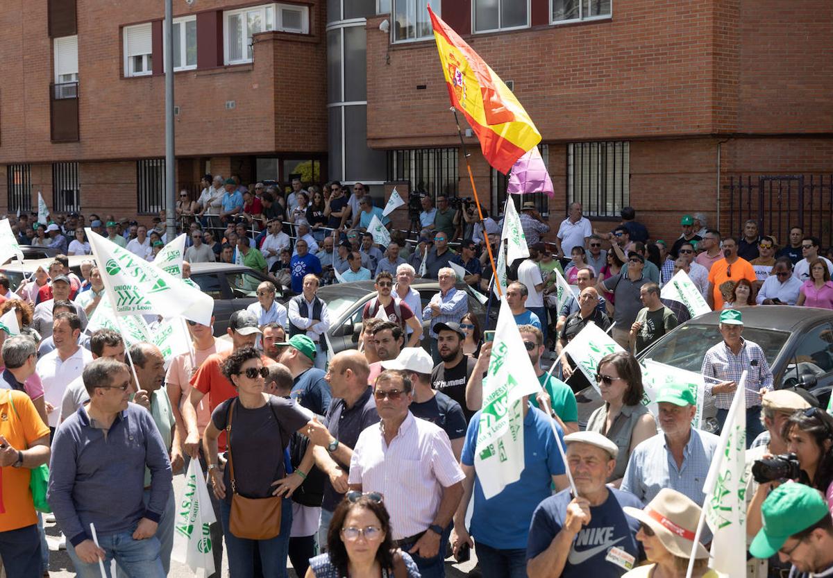 Algunos de los manifestantes, a las puertas de la Consejería de Agricultura.