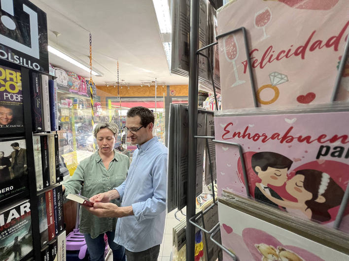 Susana Ruesgas y Daniel Soria en su librería-kiosco 'El Pasaje'