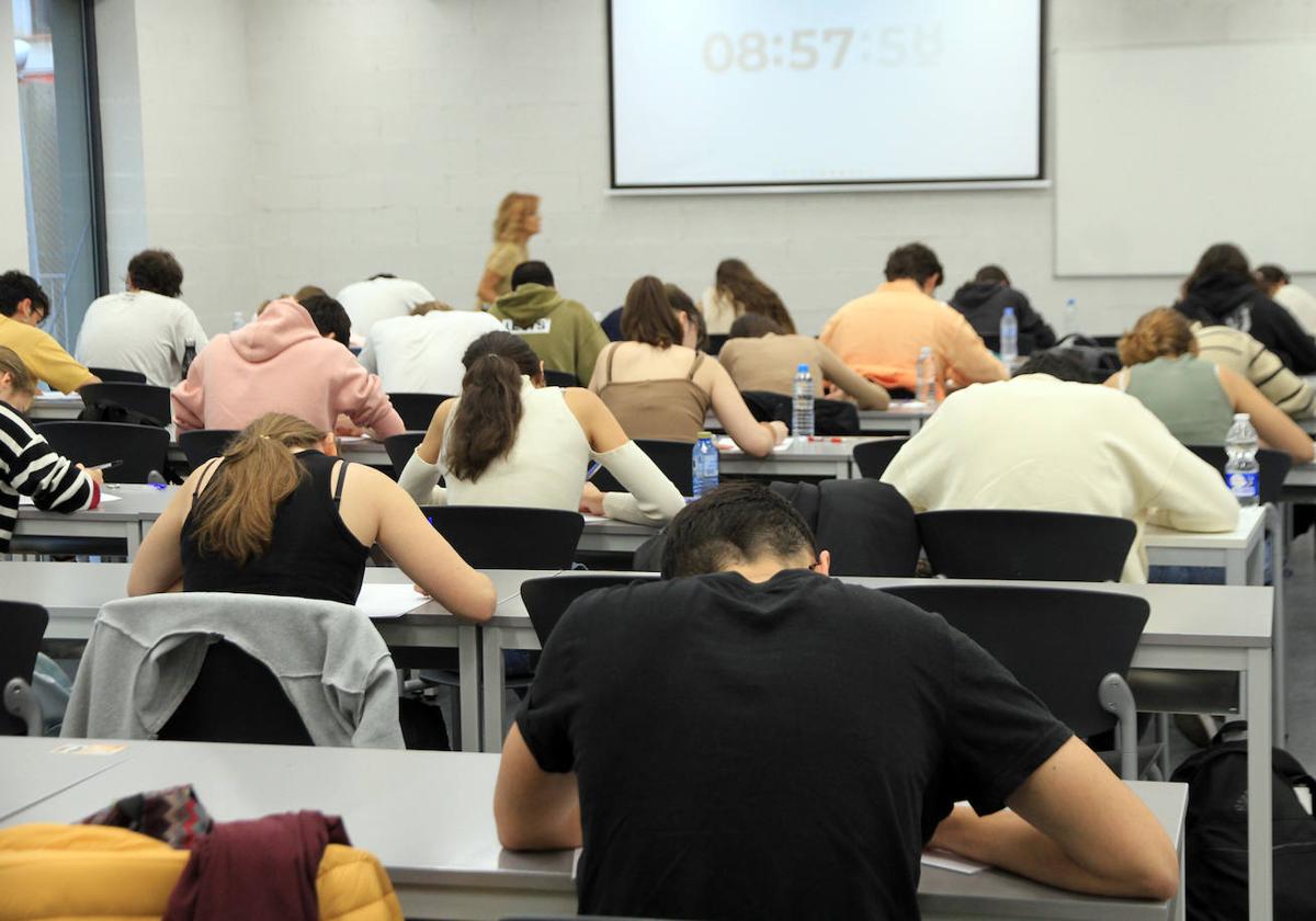 Un grupo de alumnos realizan las pruebas de la EBAU en Castilla y León.