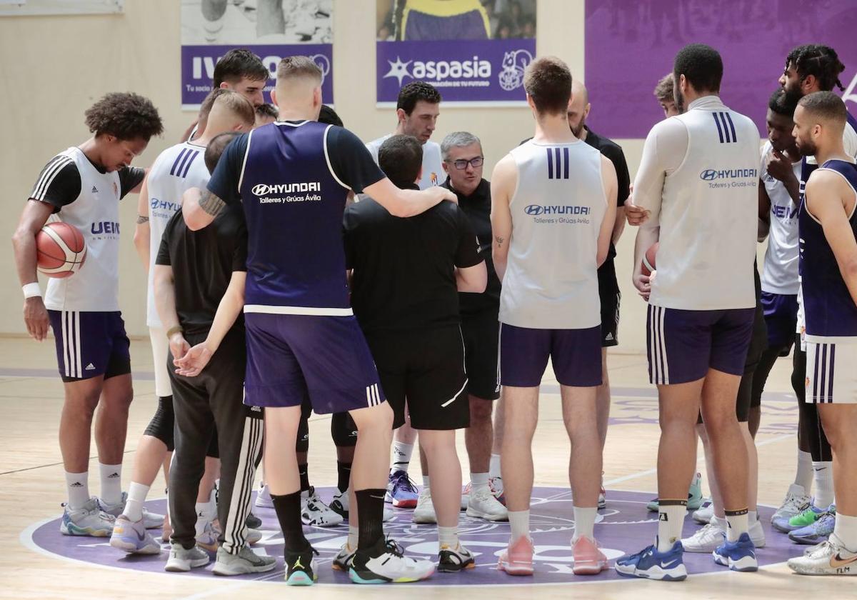 Paco García charla con sus jugadores al final del entrenamiento del pasado jueves.