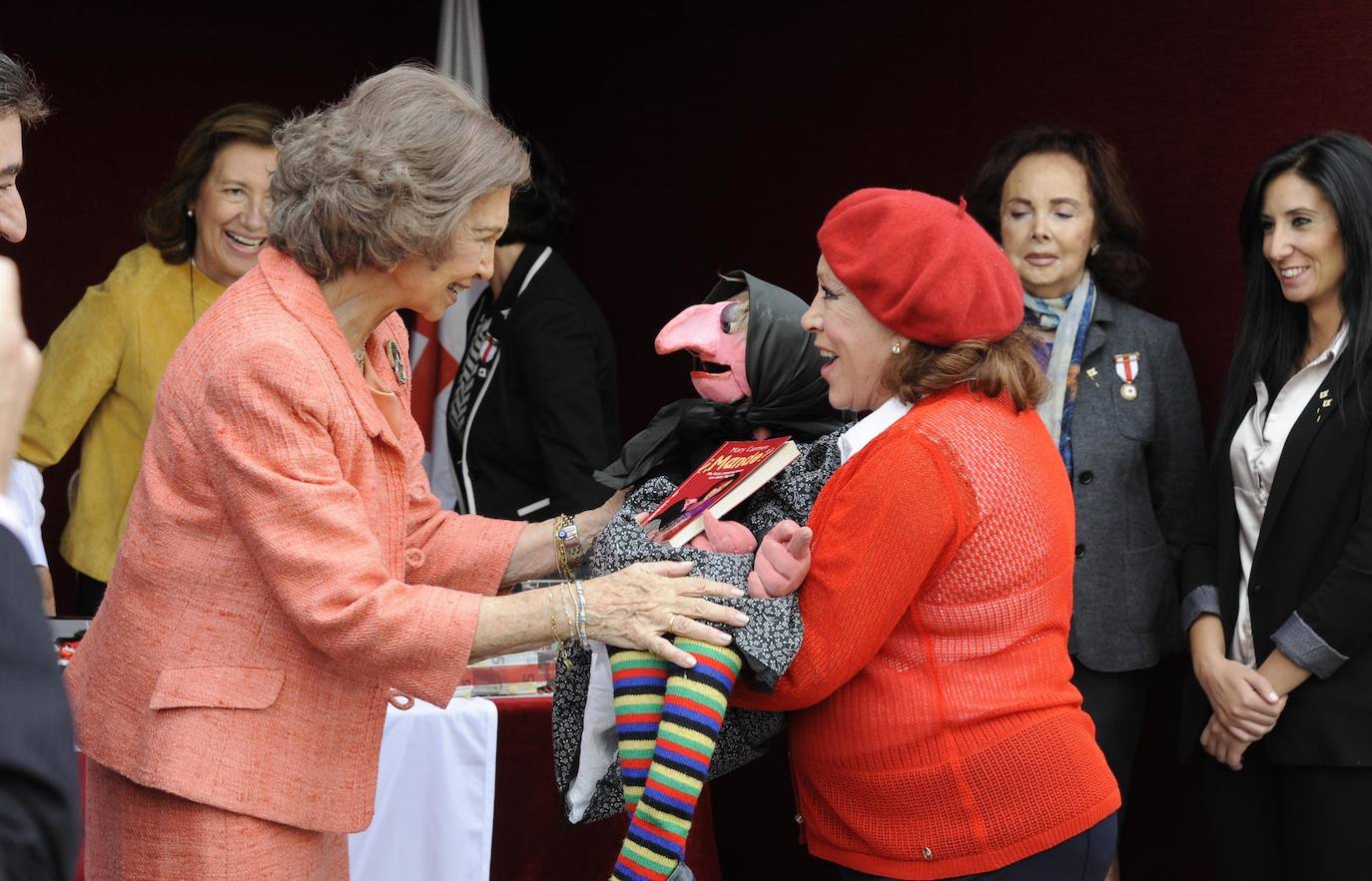 En el Día de la Banderita de 2014, la Reina Sofía conoció a Doña Rogelia y a Mary Carmen y sus Muñecos.