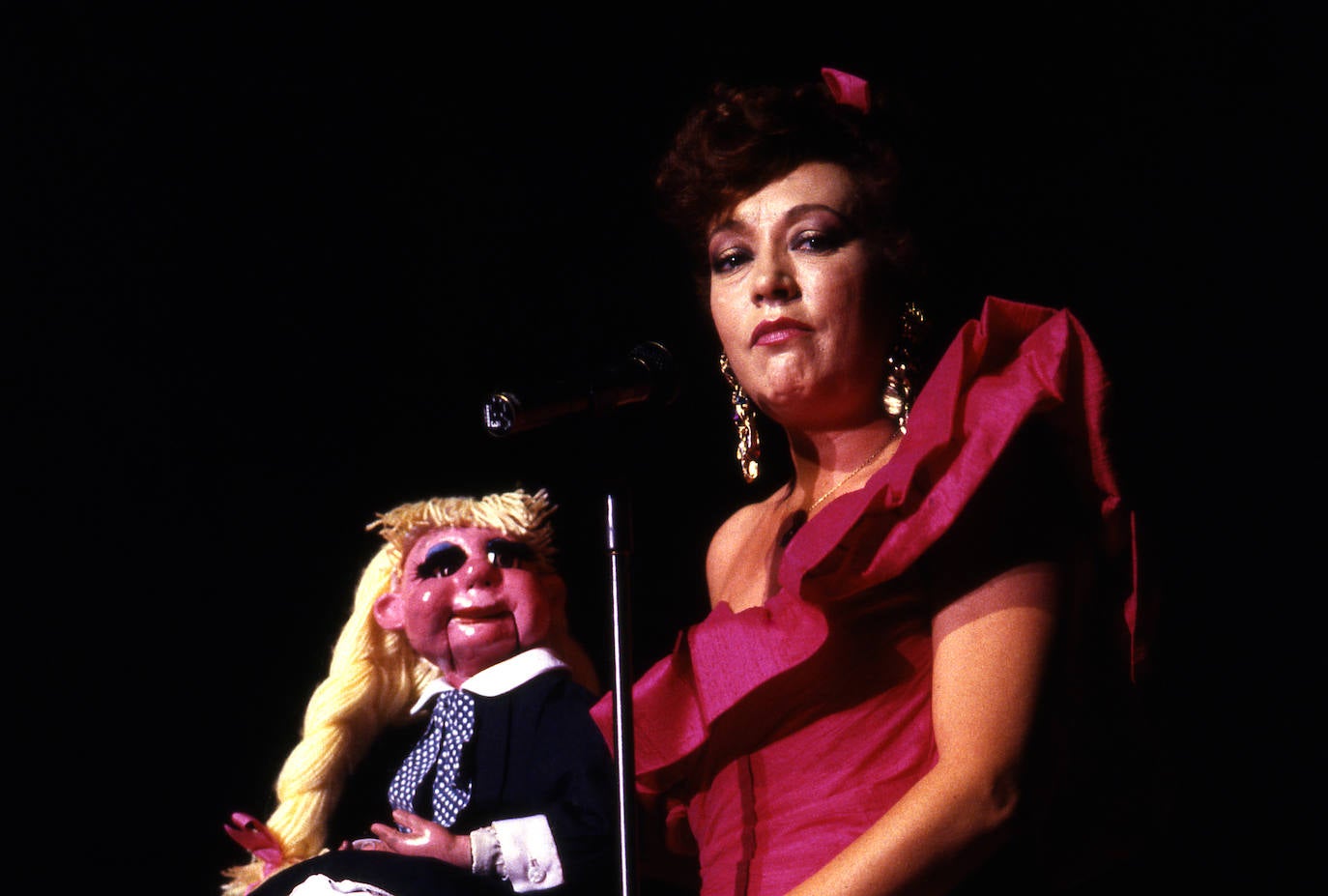 La humorista durante una actuación con Daisy, la adolescente respondona y deslenguada en el año 1989.