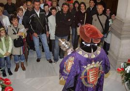 Los maceros de Valladolid y el señor con traje