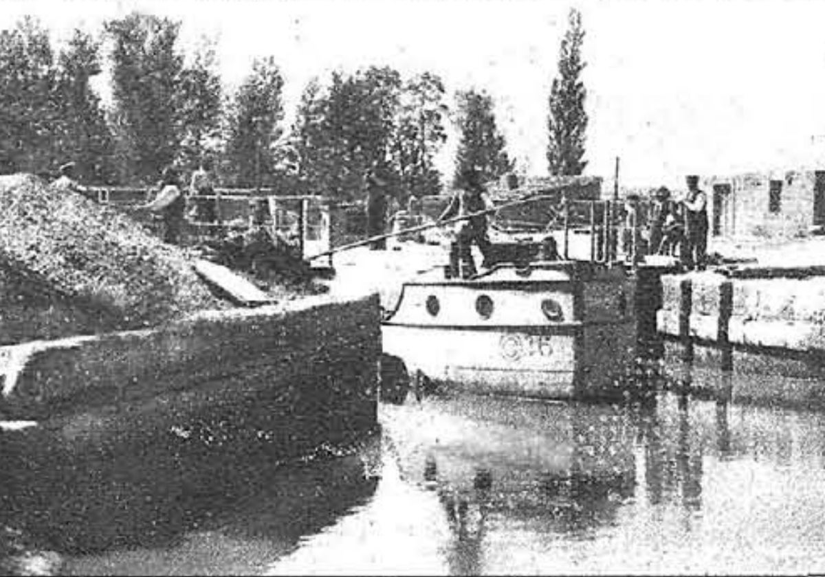 Barca en el Canal de Castilla a principios del siglo XX.