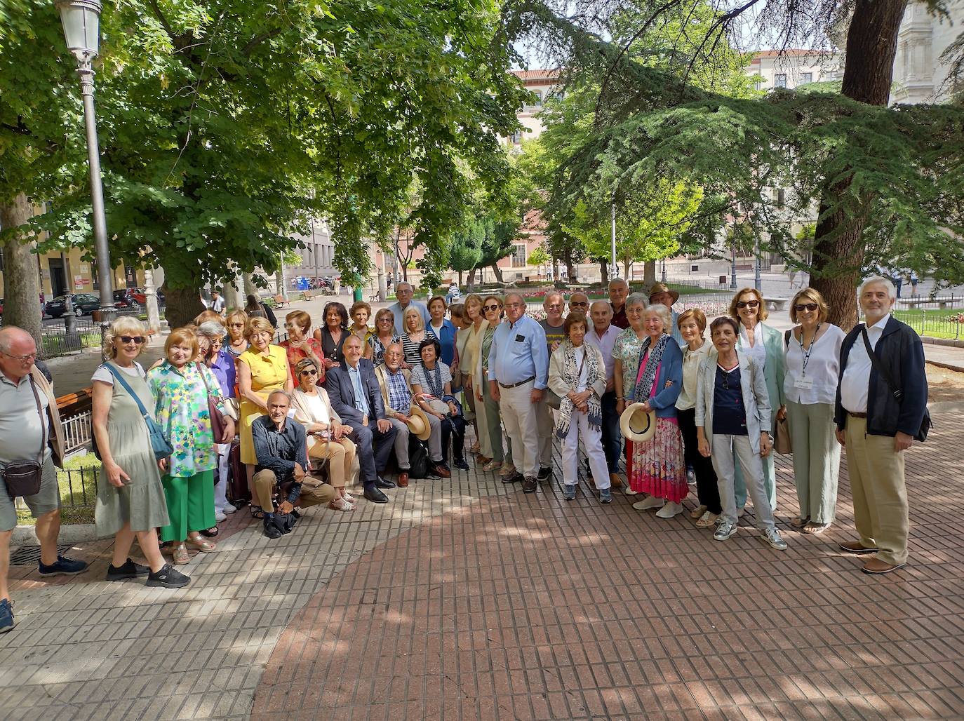 Los egresados de Filosofía y Letras de 1973 en su reencuentro en la Plaza Santa Cruz