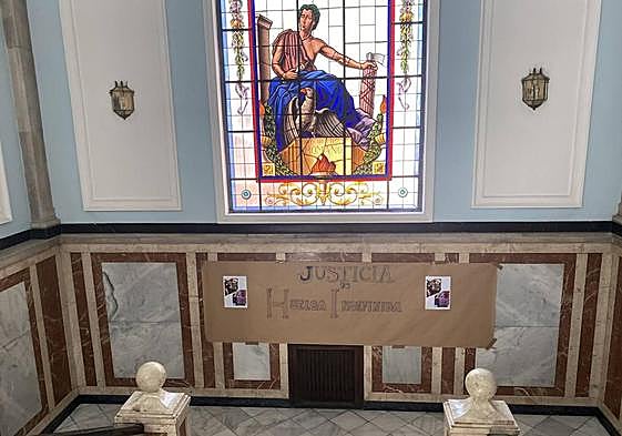 Pancarta colocada por los funcionarios en la sede de la Audiencia de Valladolid.