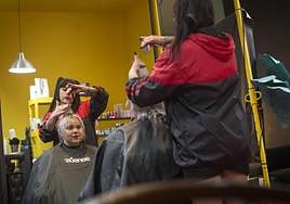 Una peluquera y su clienta.