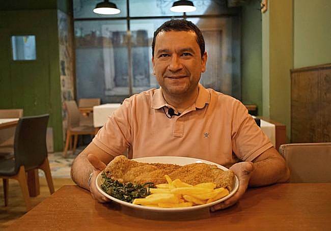 Juan Carlos Medina, gerente de las Aldabas con su crujiente y delicioso cachopo