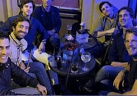 Íñigo Onieva con su grupo de amigos en Budapest.