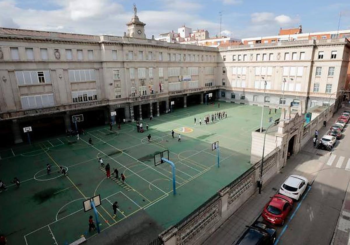 Imagen de archivo del patio del colegio Lourdes.
