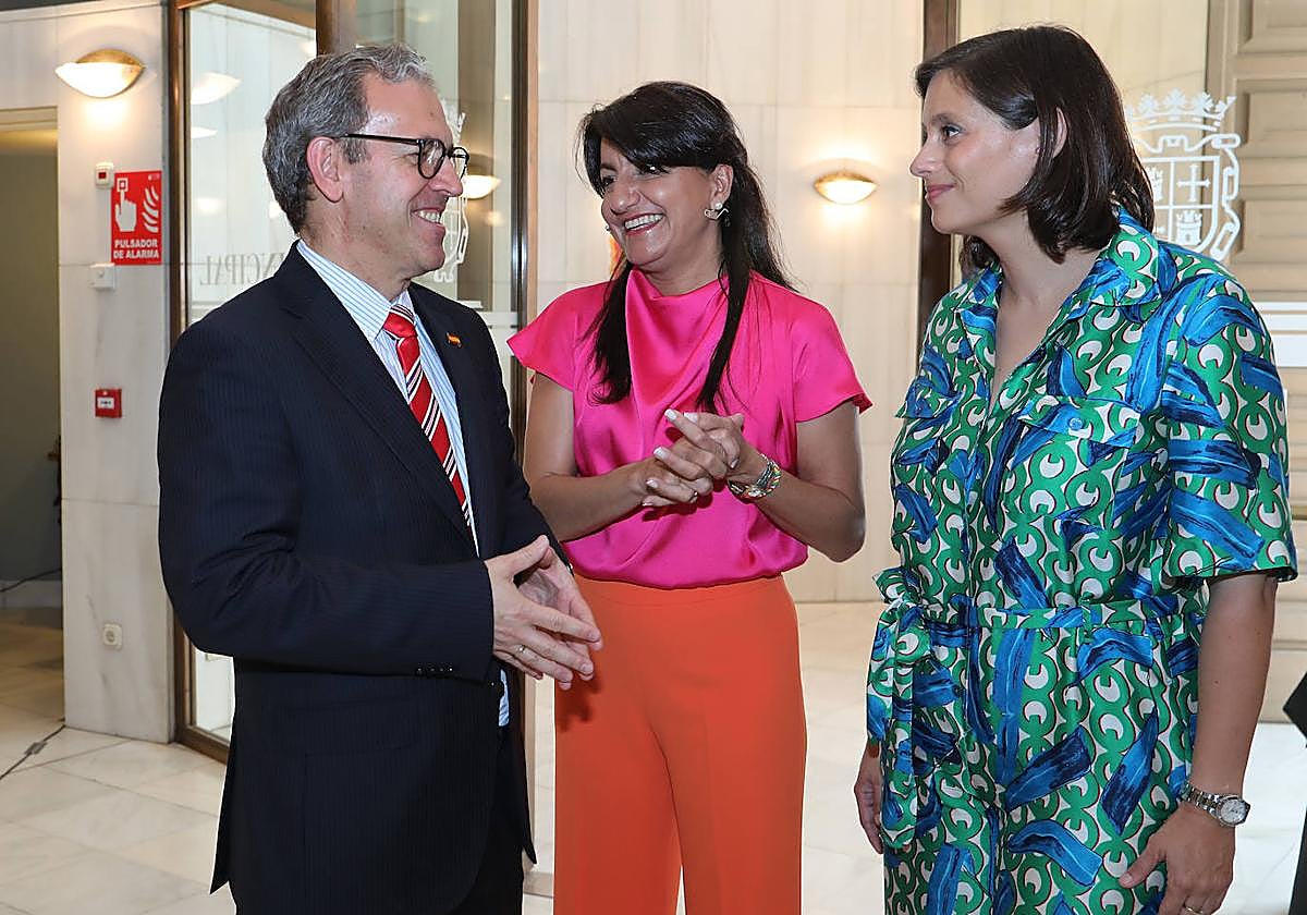 El consejero Veganzones, con dos responsables de Timmis.