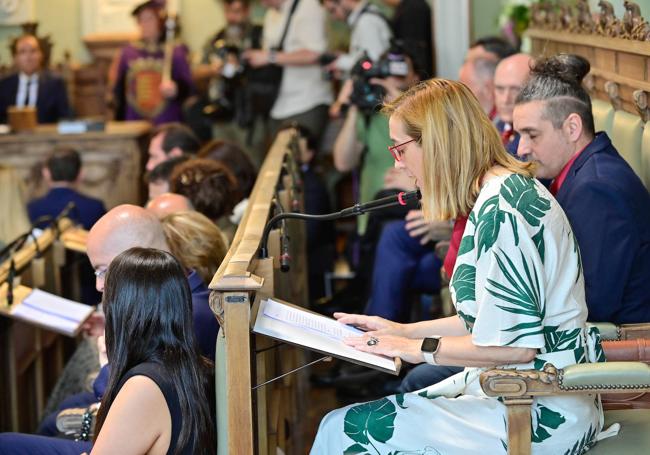 Rocío Anguita, durante su intervención. A su lado, Jonathan Racionero. Ambos, concejales de Valladolid Toma la Palabra.