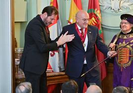 Jesús Julio Carnero recibe el bastón de mando de manos de Óscar Puente.