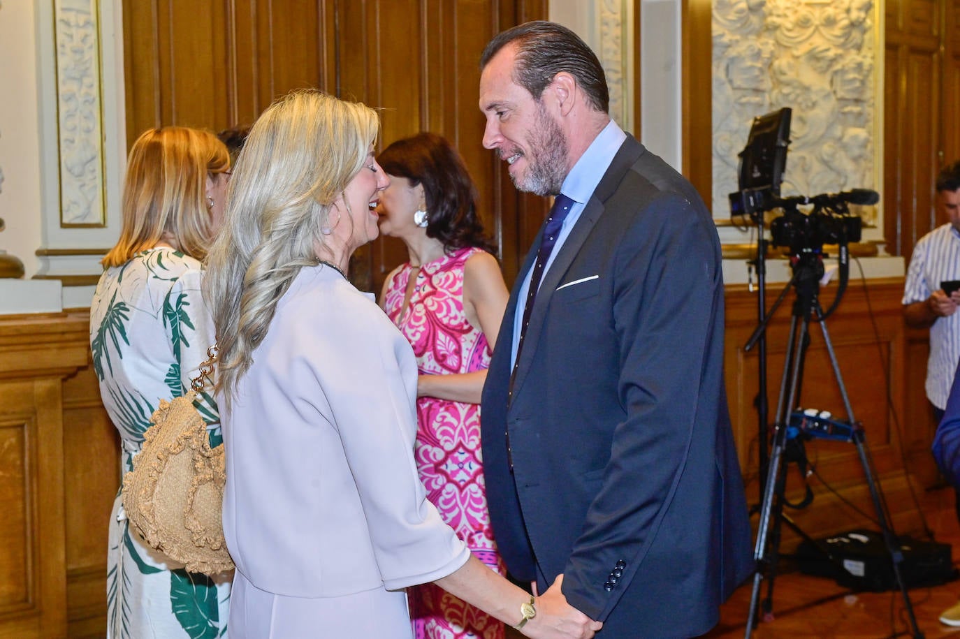 Irene Carvajal (Vox) saluda a Óscar Puente (PSOE).