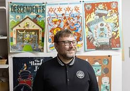 Dr Juanpa y María Simavilla muestran algunas de sus ilustraciones