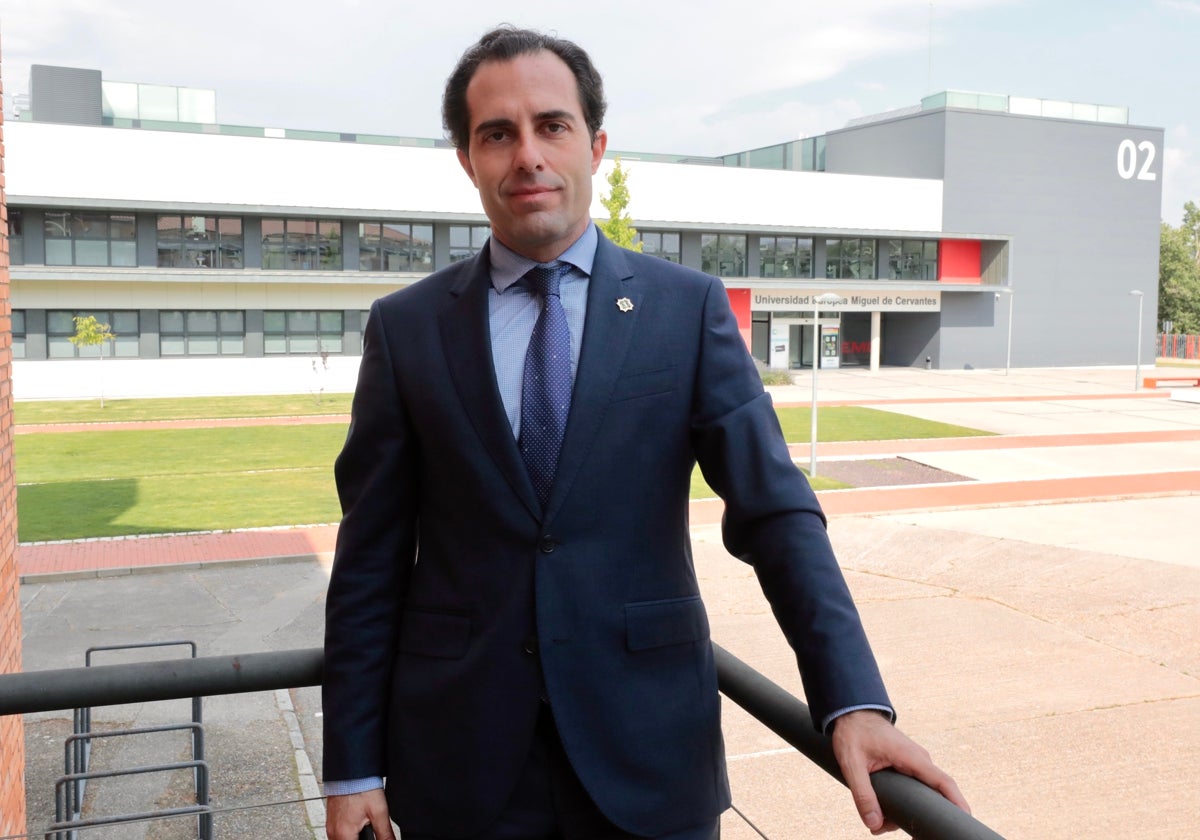 Víctor Zurita, antes de su intervención, con el edificio nuevo de la UEMC al fondo.