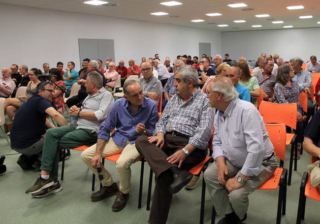 Asistentes a la asamblea de la Gimnástica Segoviana.