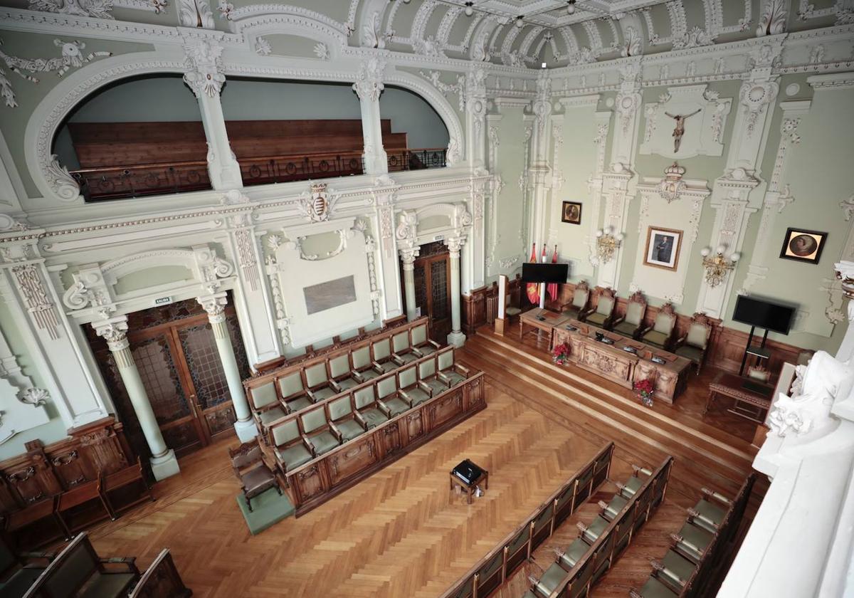 Salón de Plenos del Ayuntamiento de Valladolid visto desde una de las tribunas para el público.