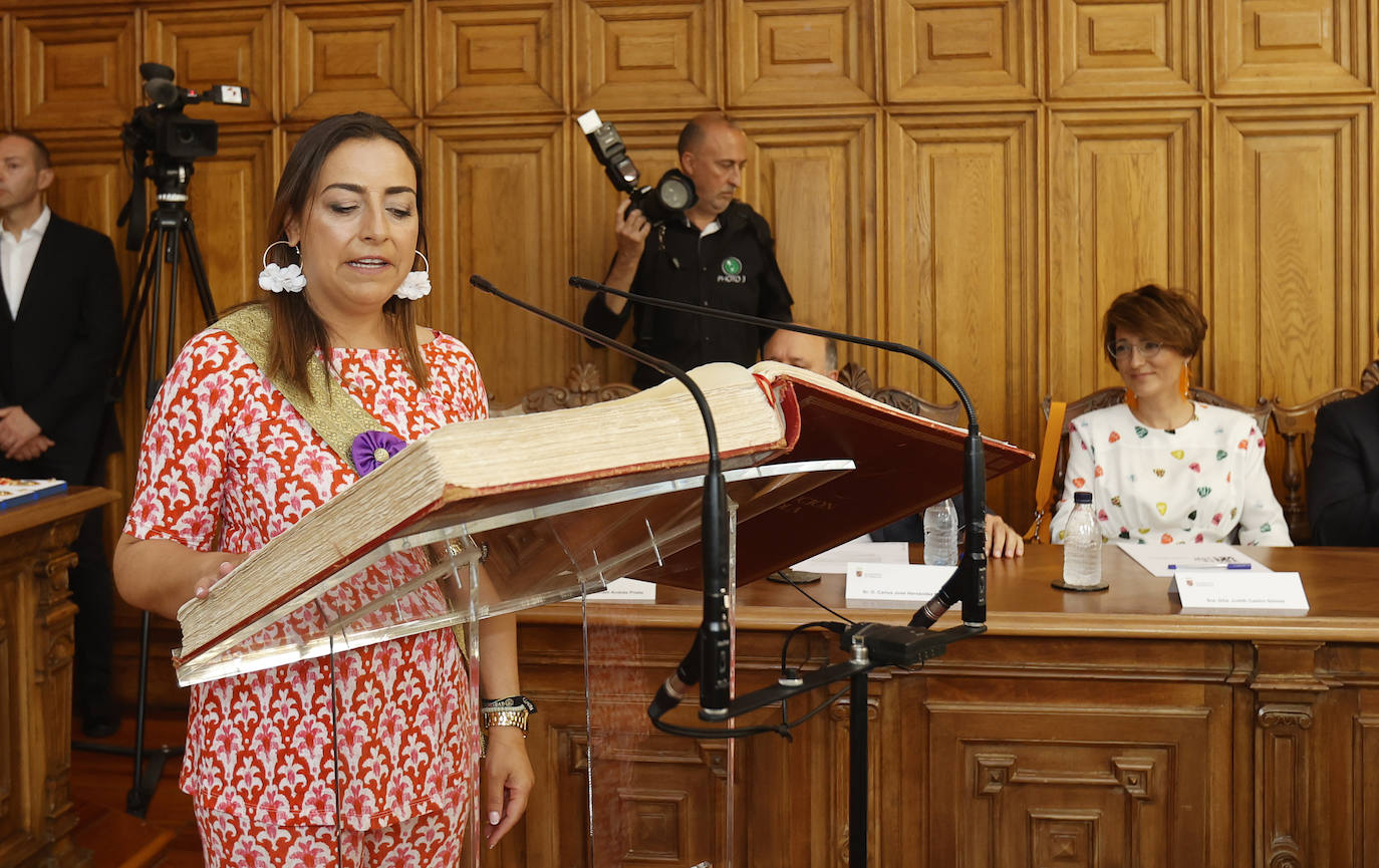 Miriam Andrés promete el cargo de concejal con la mano derecha sobre la Constitución.