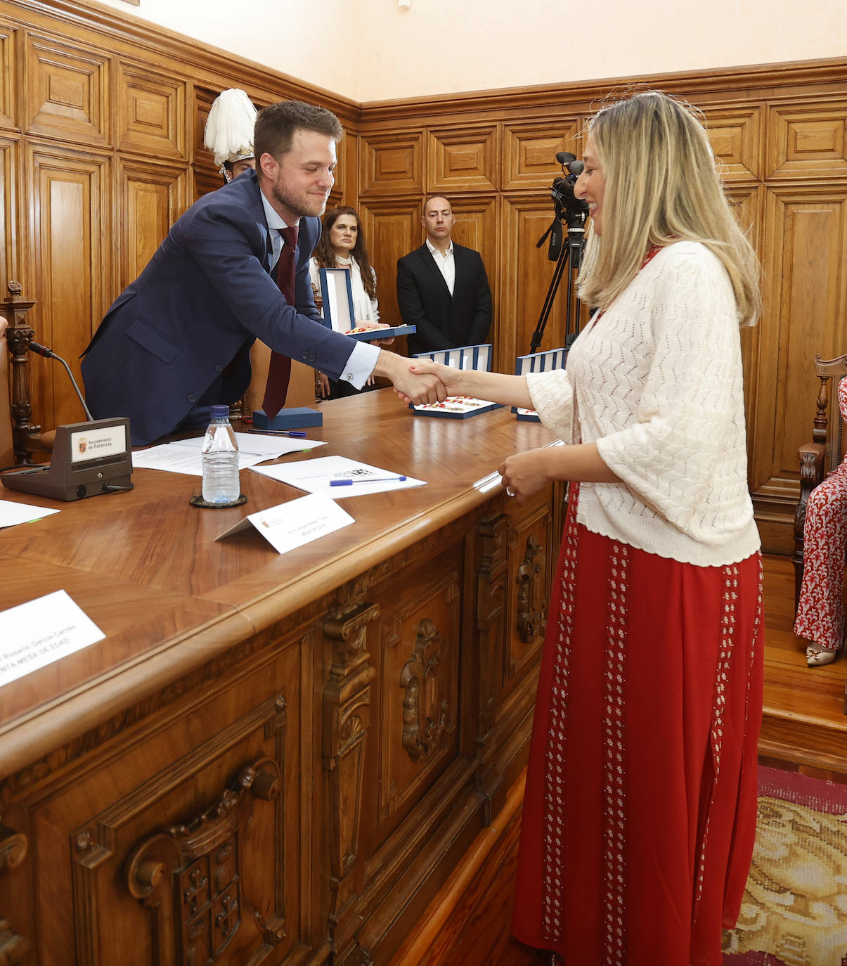 La popular María Heredero recoge la medalla.