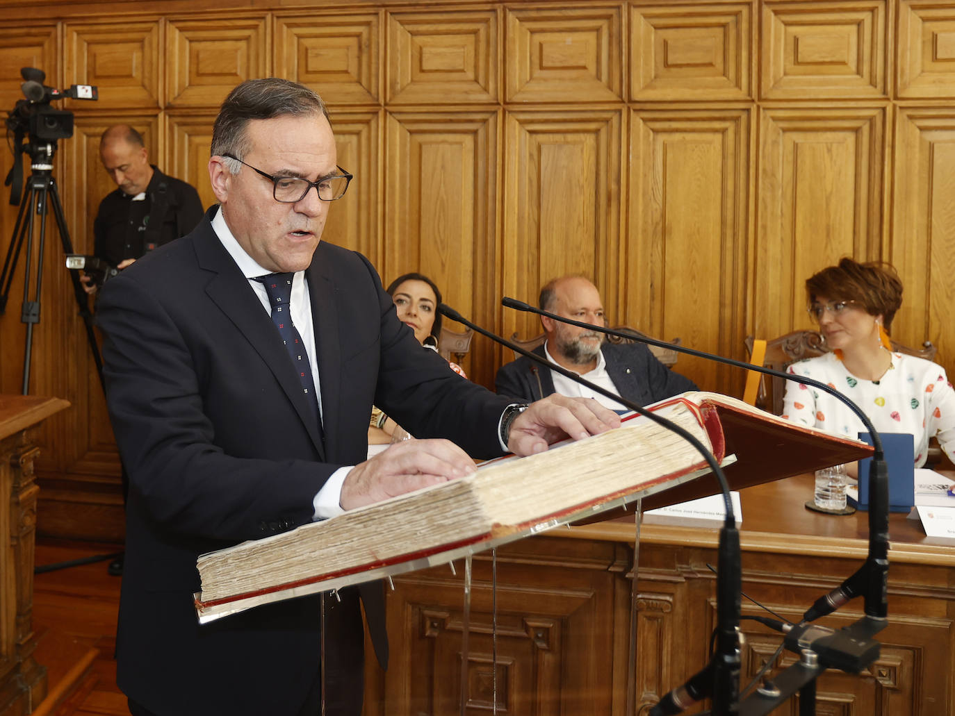 Domiciano Curiel jura ante la Constitución.