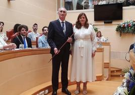 José Mazarías, con el bastón de mando, junto a la exalcaldesa Clara Martín.