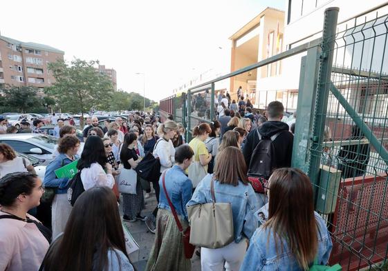 Aspirantes a una plaza fija en las pruebas del IES Julián Marías de Parquesol, en Valladolid.