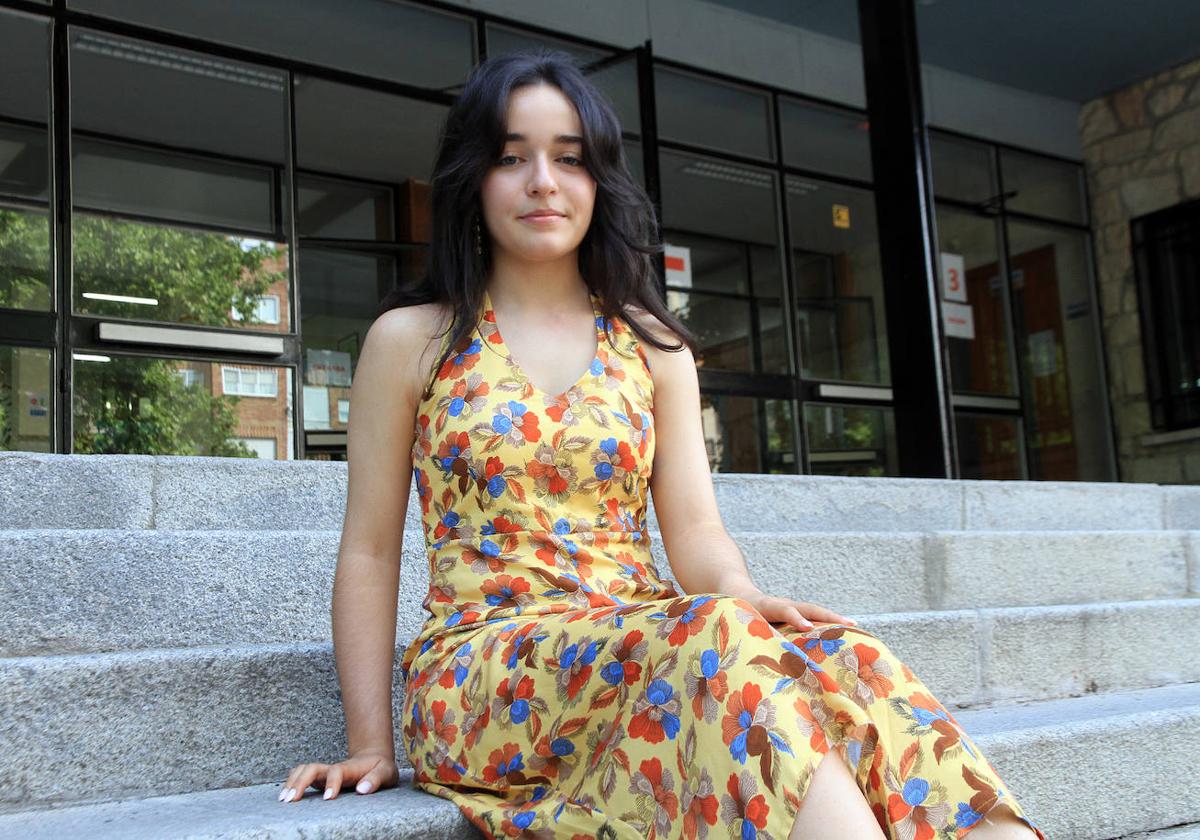 La estudiante Patricia Delgado, a las puertas del instituto Andrés Laguna.