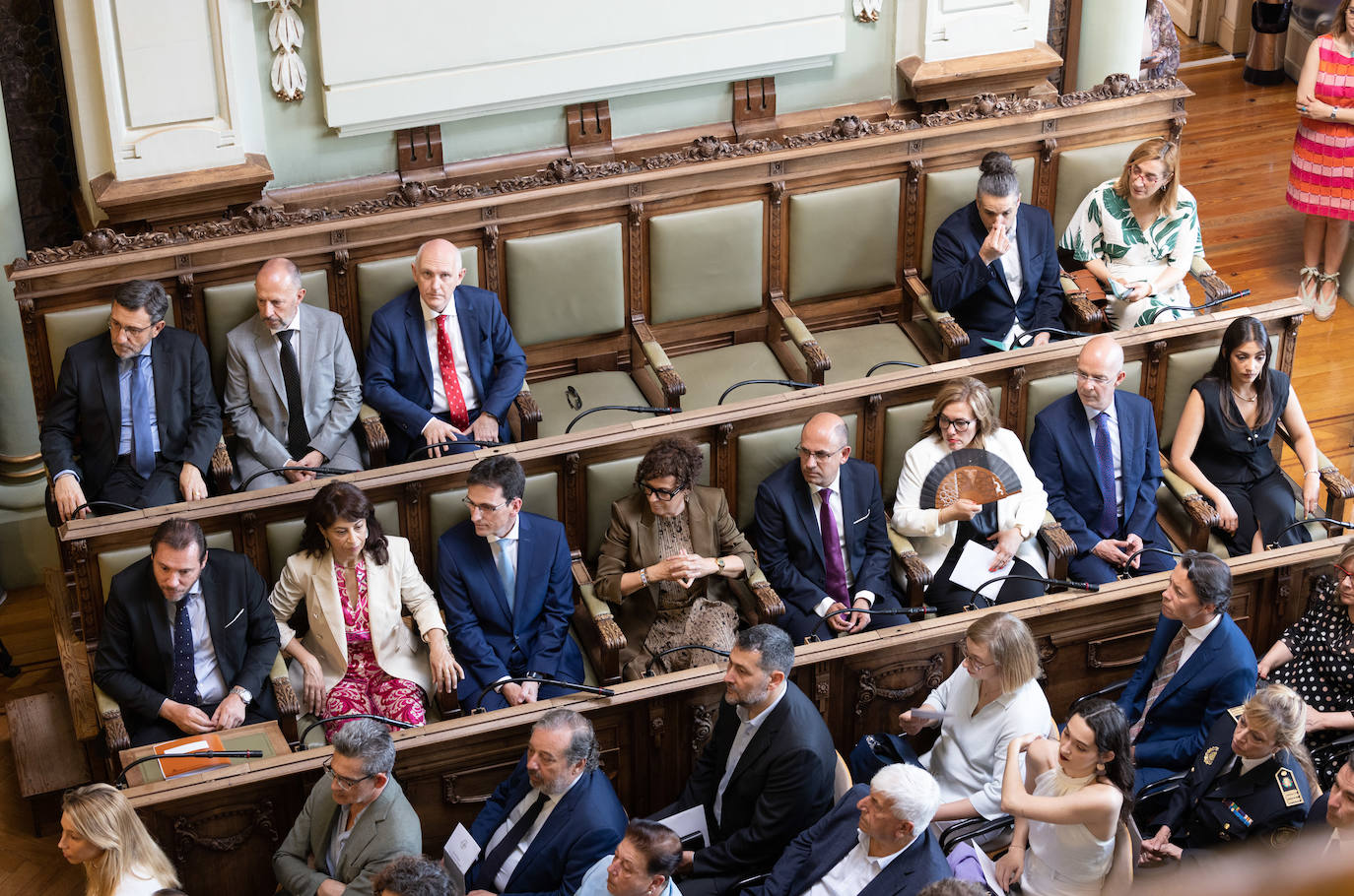 Sillas vacías en el salón de plenos del ayuntamiento.