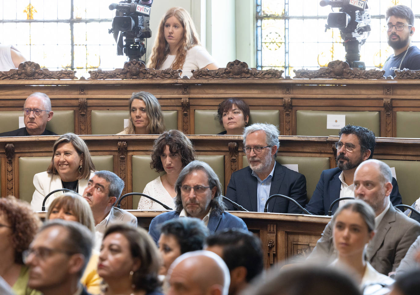 Miradas atentas en el salón de plenos.