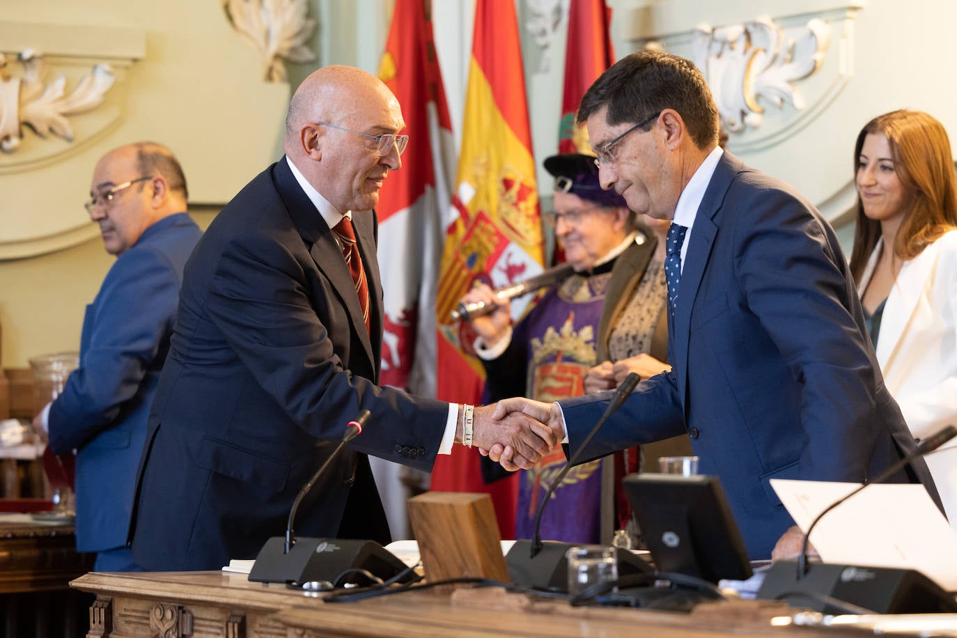 Jesús Julio Carnero saluda a Jesús Mozo, secretario del ayuntamiento.